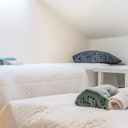 Large&cozy 2-level Apartamento