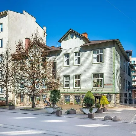 Large And Cozy 2-level *