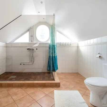 Large And Cozy 2-level شقة