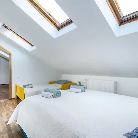 Large And Cozy 2-level *