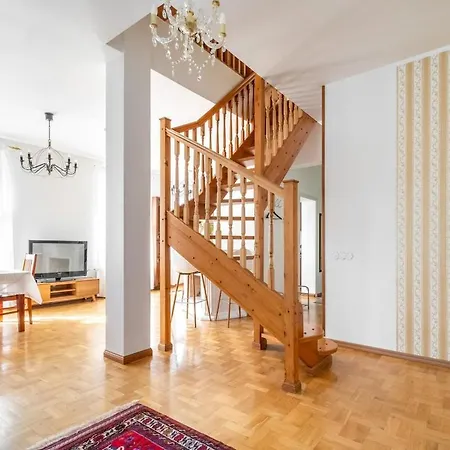 Large And Cozy 2-level شقة *